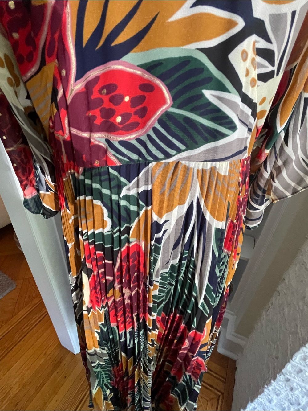 FLATTERING Club Monaco 
 Midi 3-Season Dress with Pleats & Flutter Sleves. - Picture 10 of 12